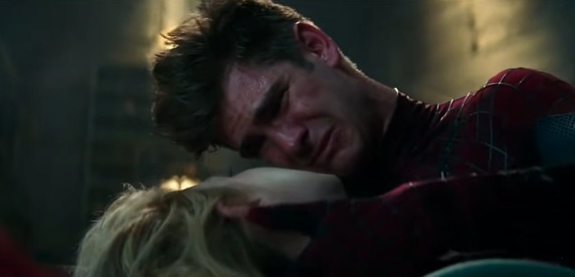 Peter crying as he holds Gwen&#x27;s dead body in &quot;The Amazing Spider-Man 2&quot;