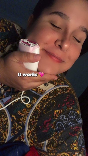 a reviewer hold the device with a text that reads 