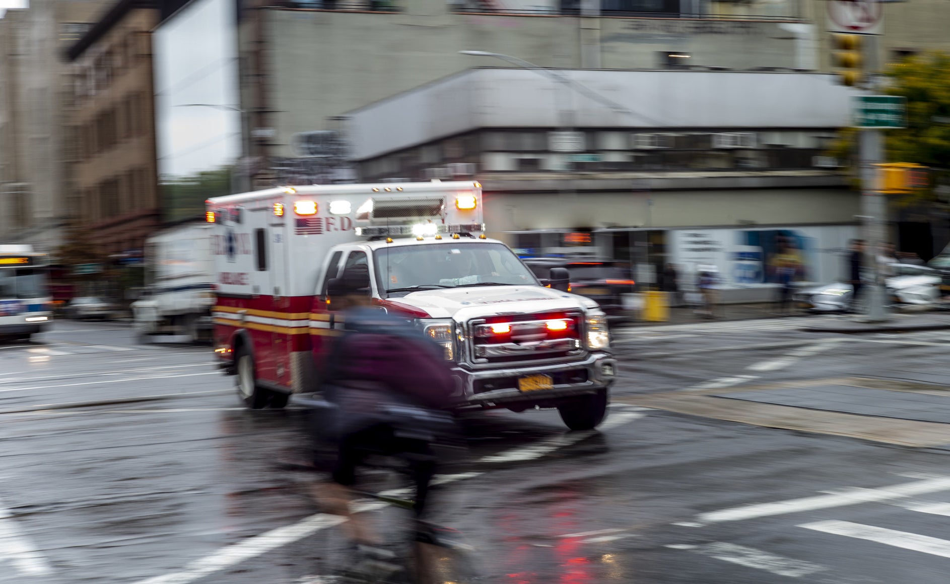 救护车驾驶穿过城市的紧急照明设备