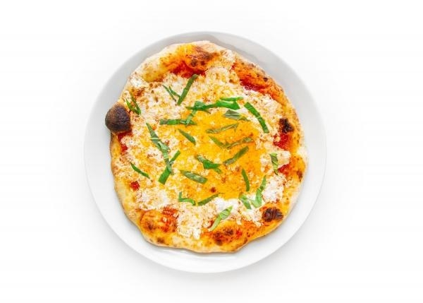 mozzarella pizza with basil