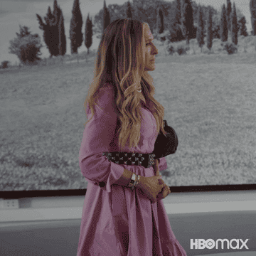 Carrie Bradshaw looking confused during a scene of