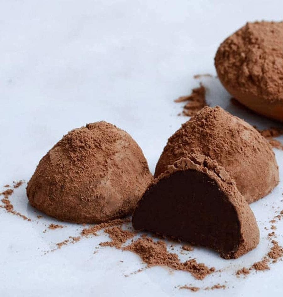 trufas de chocolate suave con sabor a menta espolvoreadas con cocoa