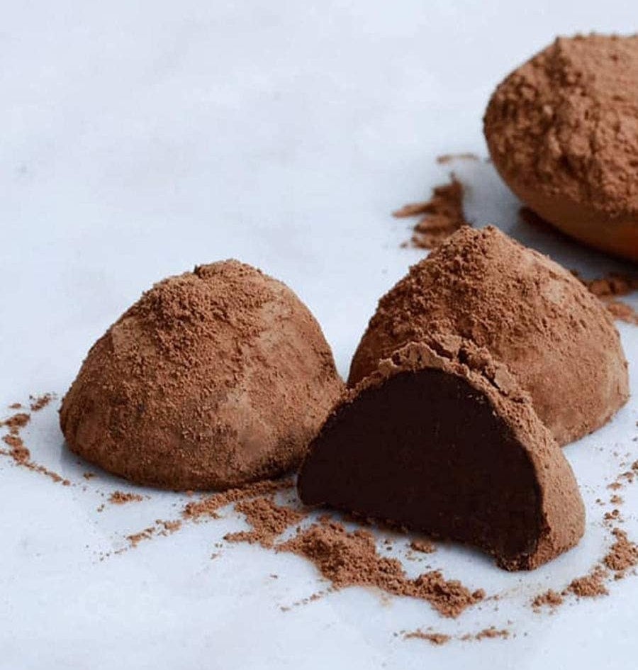 trufas de chocolate suave con sabor a menta espolvoreadas con cocoa