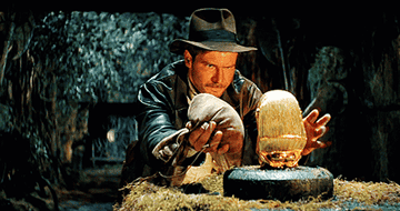 Indiana Jones replacing a golden bust with a heavy sack in Raiders of the Lost Ark