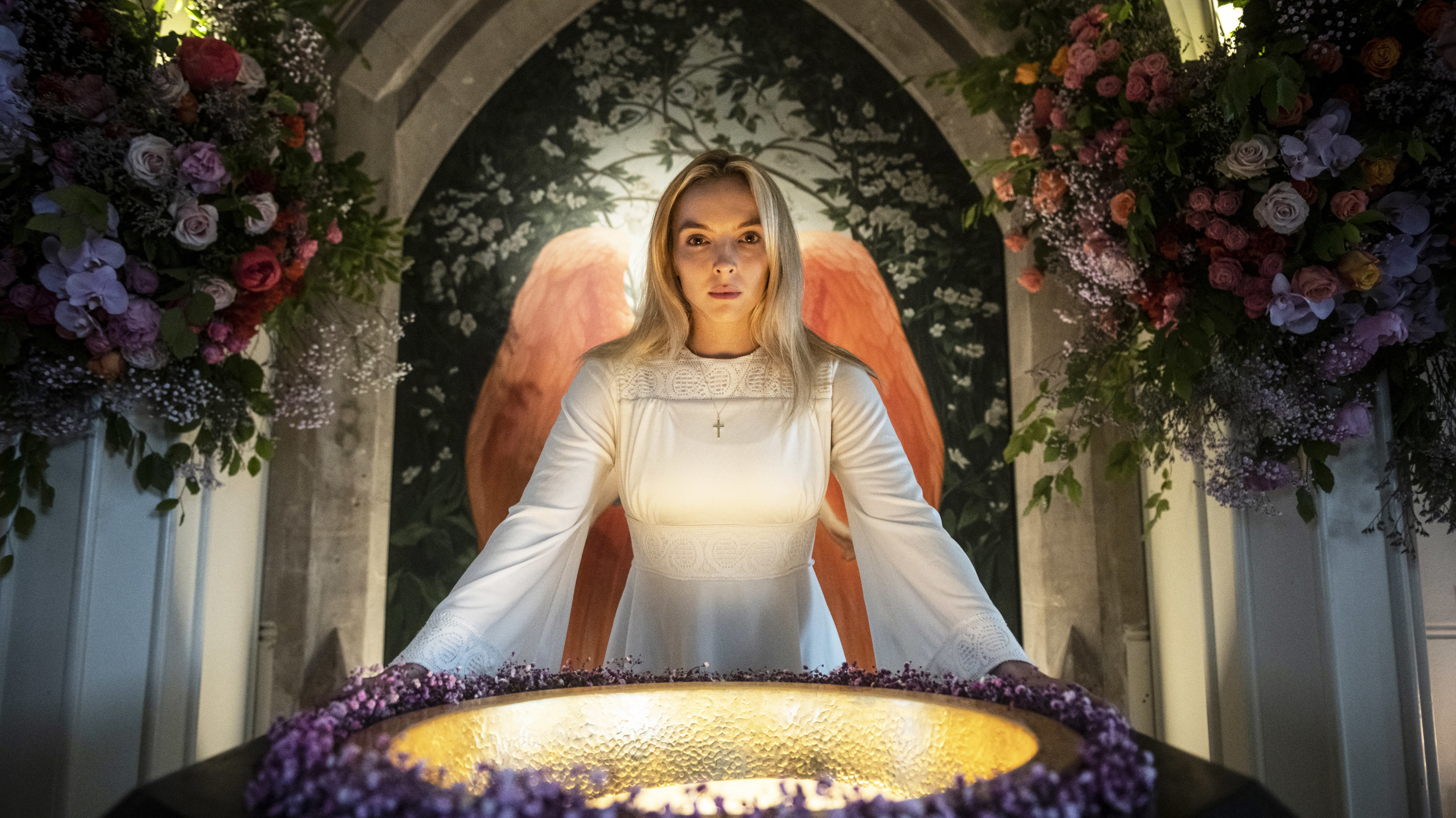 Villanelle looking ethereal as she stands at an alter