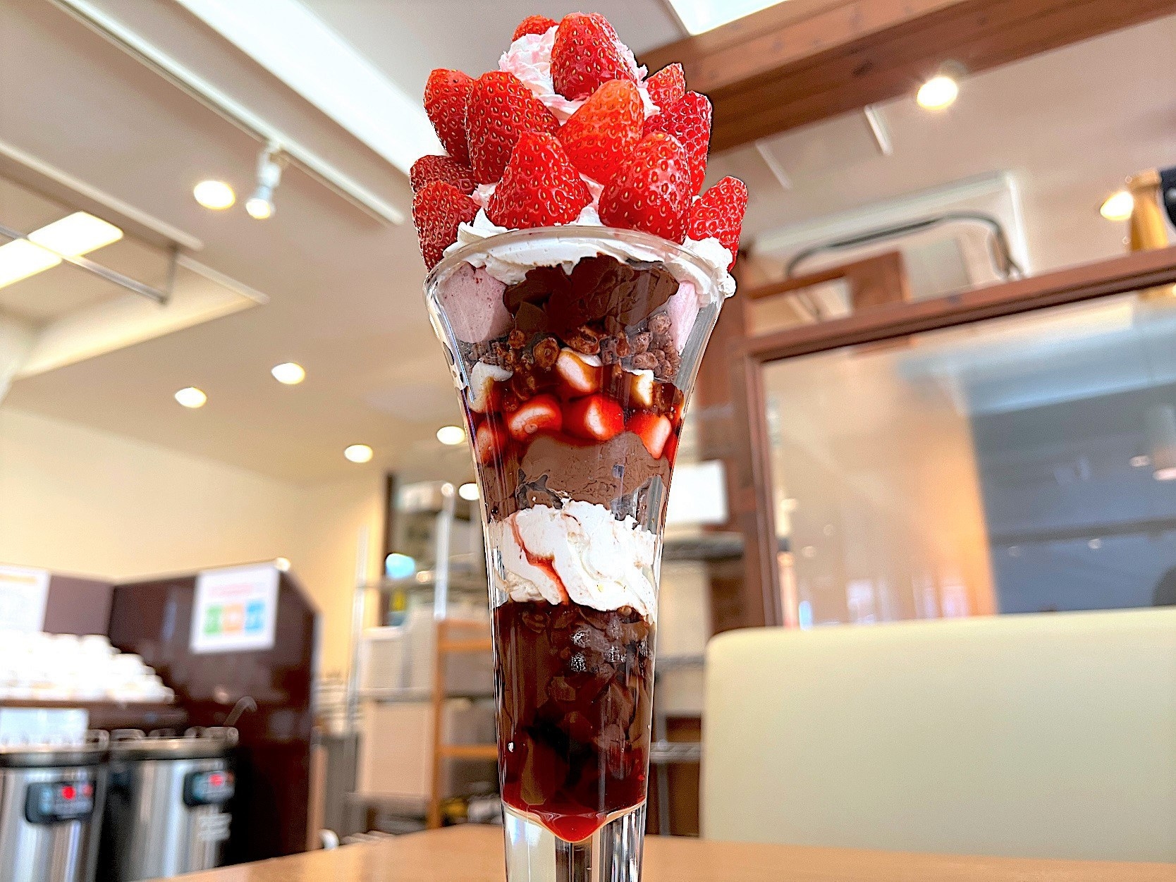 思わず3度見したわ ココスの 巨大いちごパフェ あまりのデカさに笑っちゃったよ
