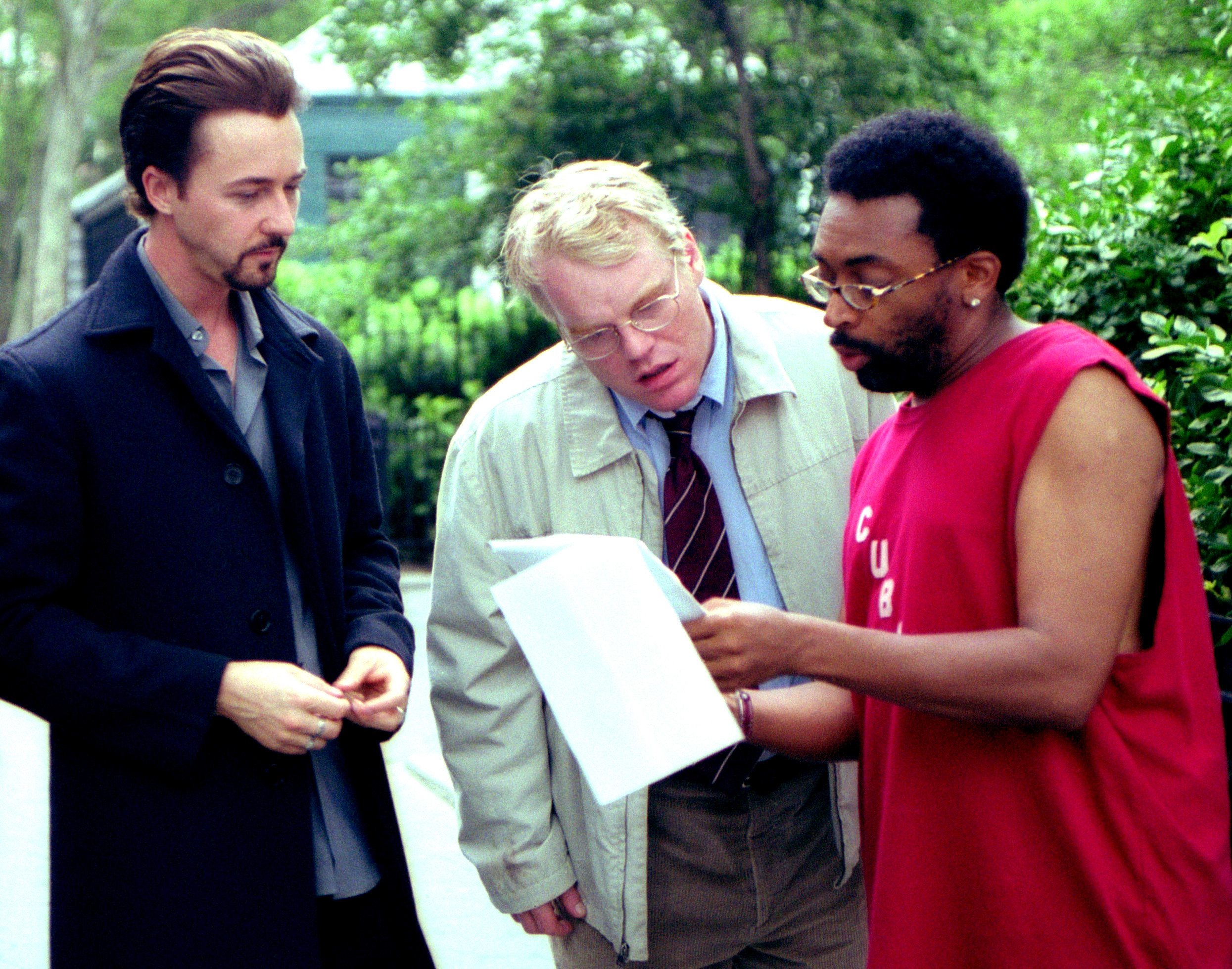 Spike Lee going over the script with Edward Norton and Phillip Seymour Hoffman