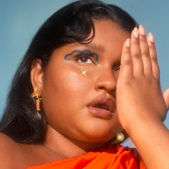 a model wearing the blue liner