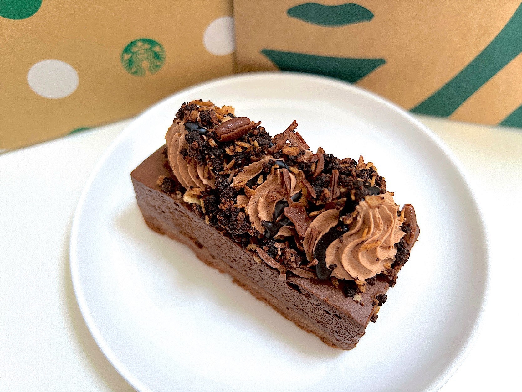 この濃厚さは異常だわ スタバの 新作チョコレートケーキ 贅沢すぎておかしくなりそう