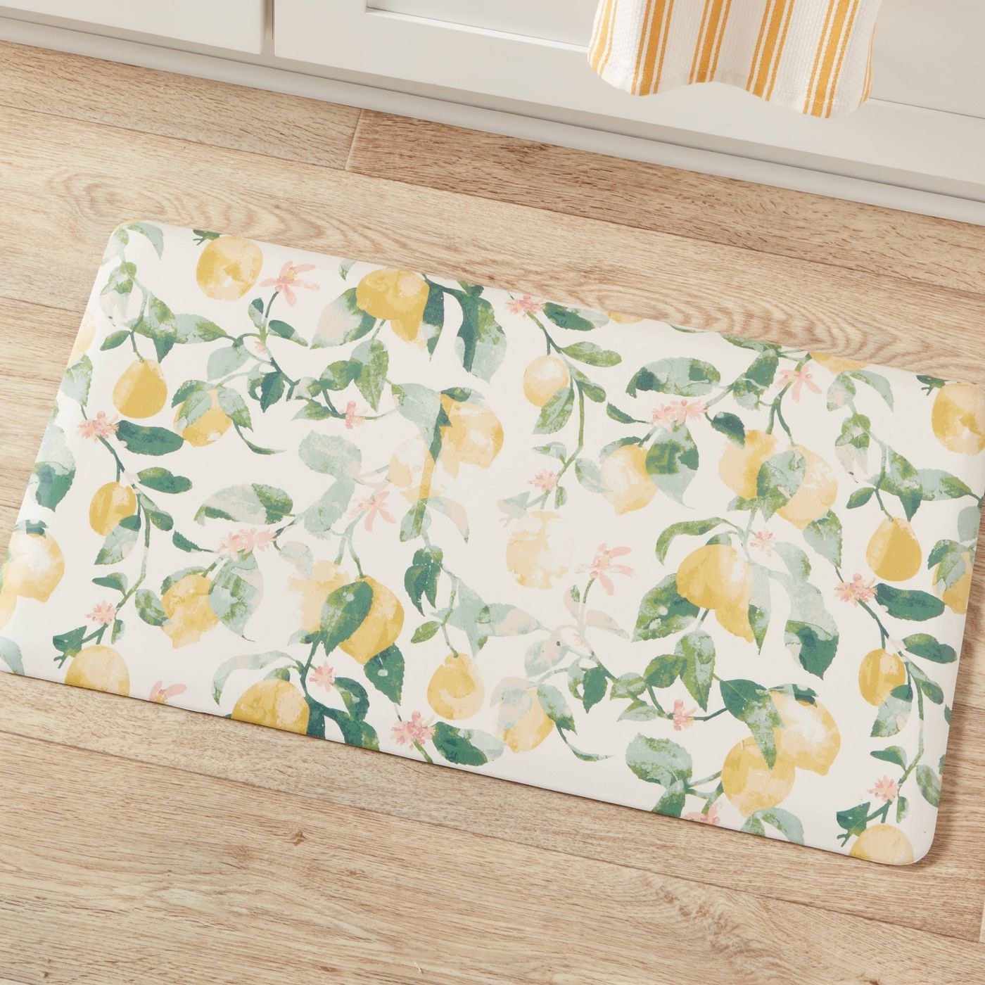 the white mat printed with lemons