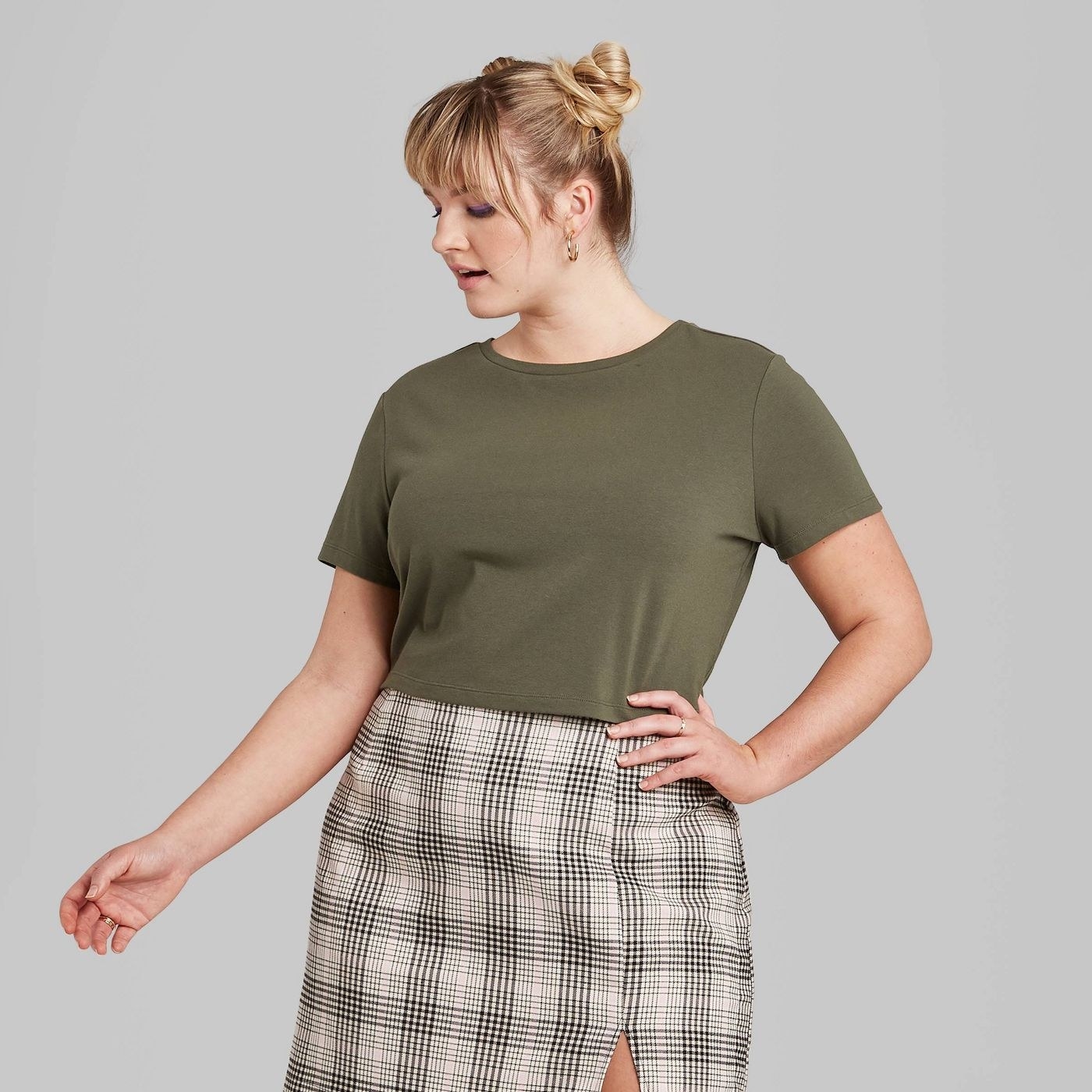 Model wearing the olive cropped t-shir