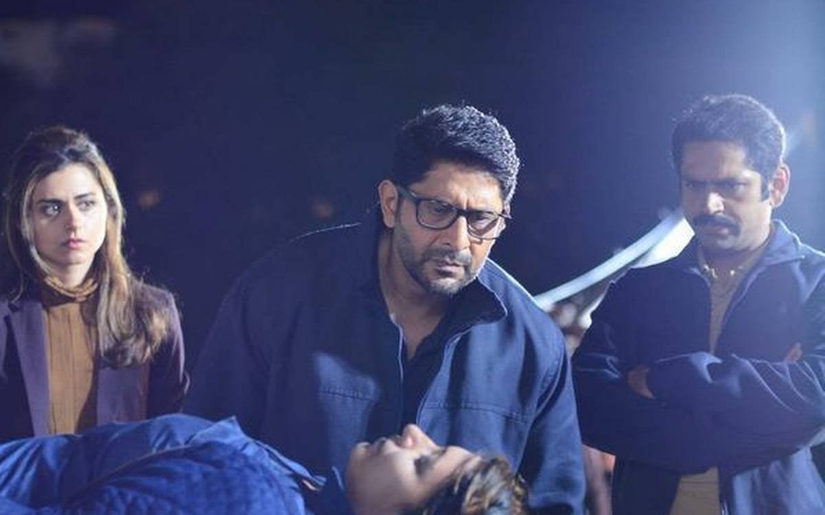 Arshad Warsi and his team examine a dead body
