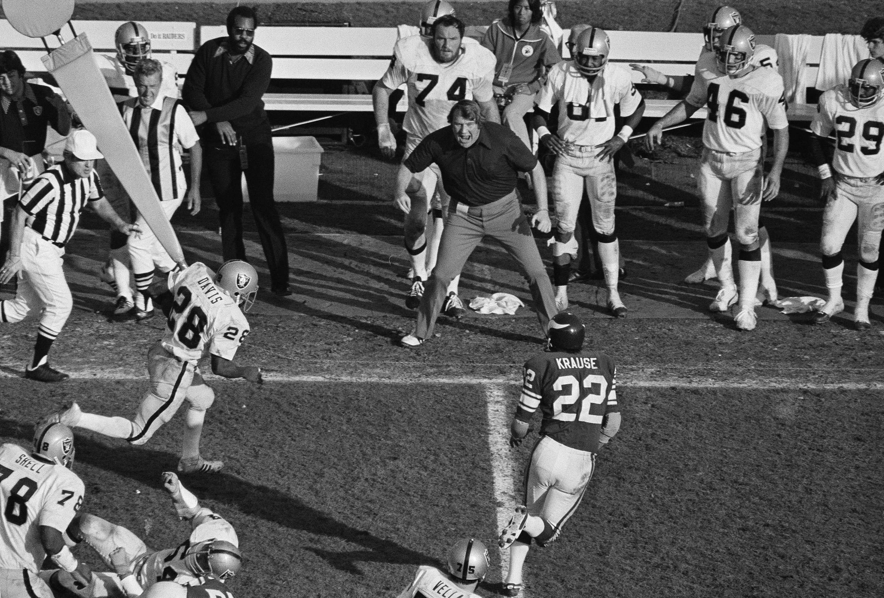 AP PHOTOS: Thrills - and agony - as Rams win Super Bowl