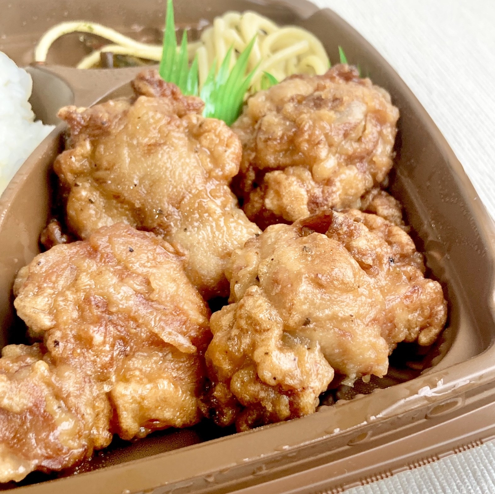 900kcal超えの大ボリューム！セブン「から揚げどっさり弁当