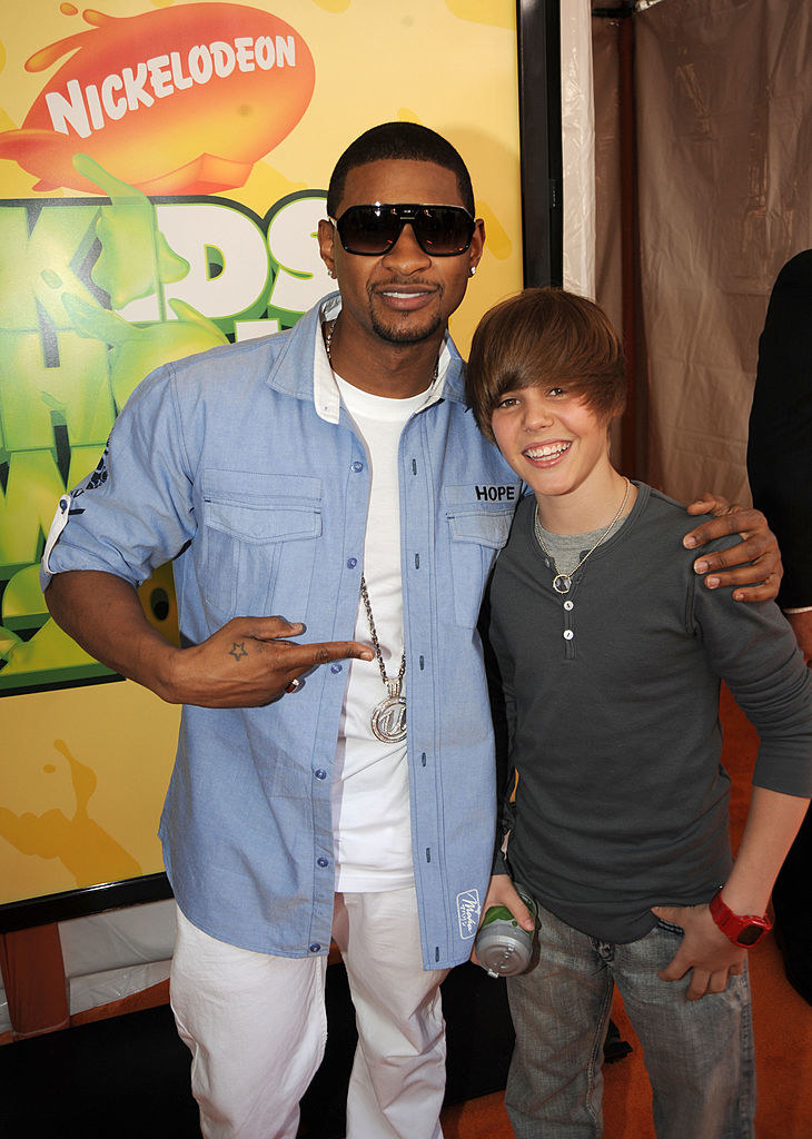 Usher is pointing at jb at the kid&#x27;s choice awards