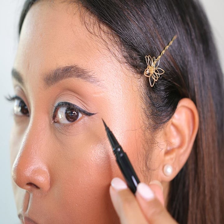 reviewer applying the eyeliner