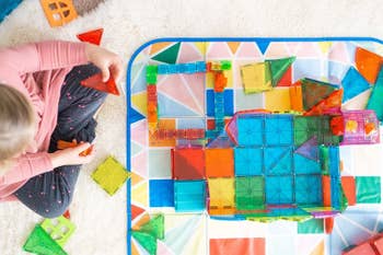 Children playing with 3D tiles on the playmat