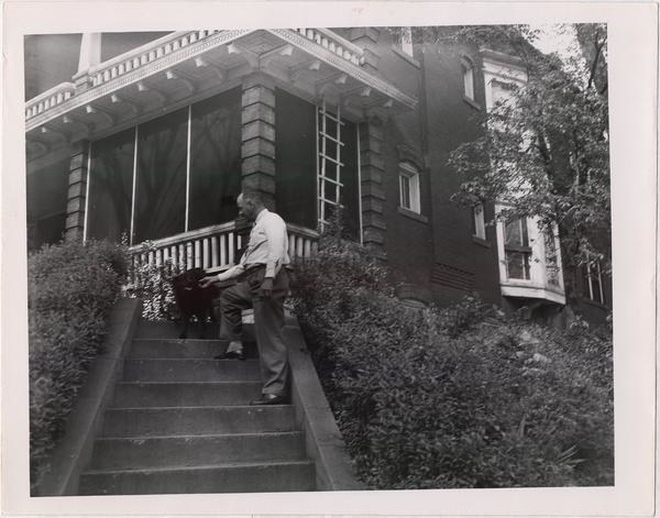 利昂·乔丹他的房子的台阶上