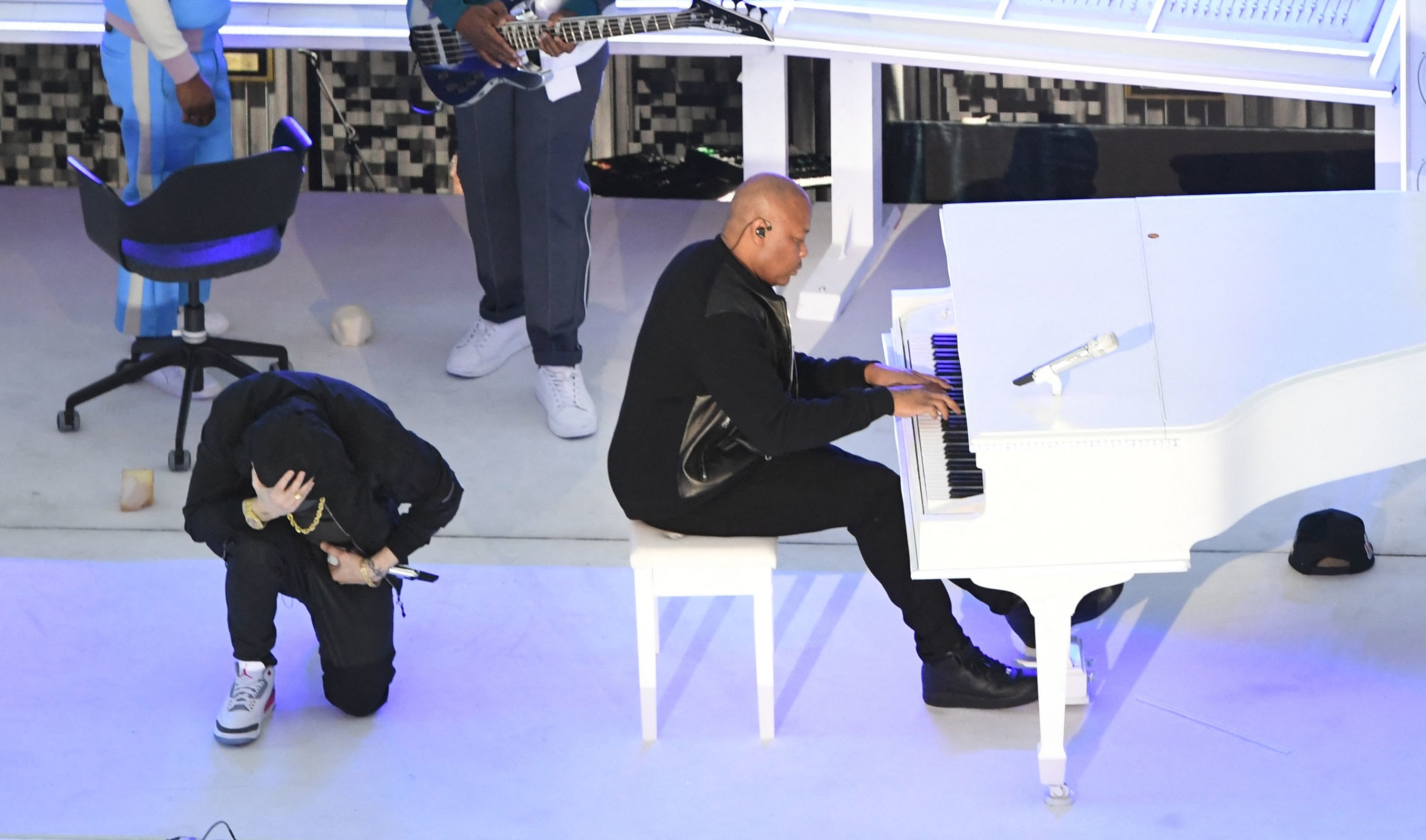 Dr. Dre, Snoop Dogg and friends bring '90s nostalgia to the Super Bowl 2022  halftime show 