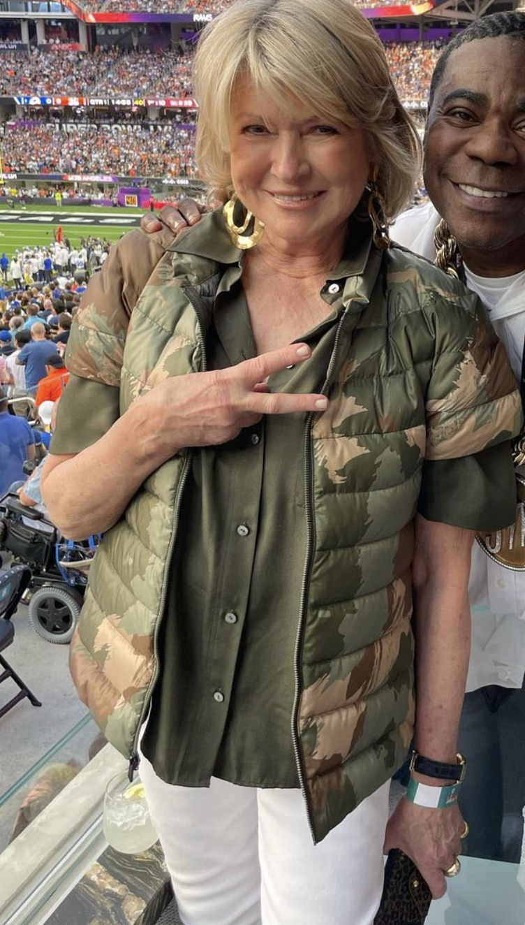 Martha giving the peace sign as she poses with Tracy Morgan