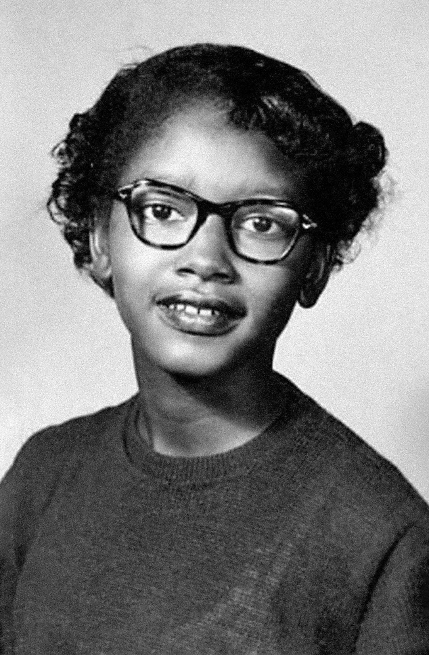 一个学校一个年轻的黑人女孩的画像