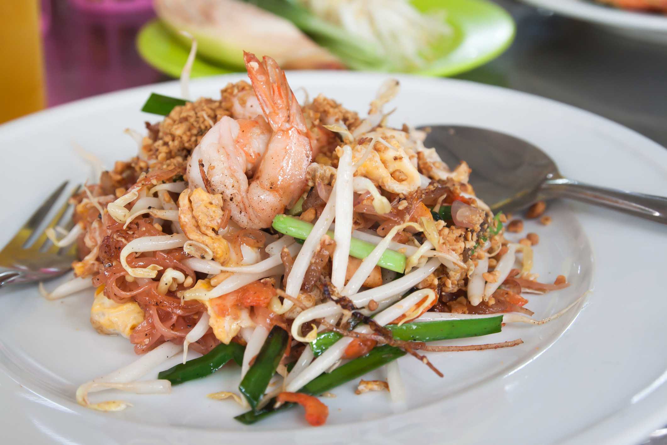 A plate of shrimp pad Thai.