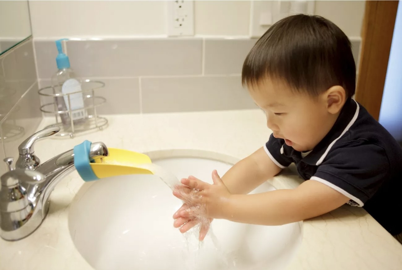 Child using faucet extender