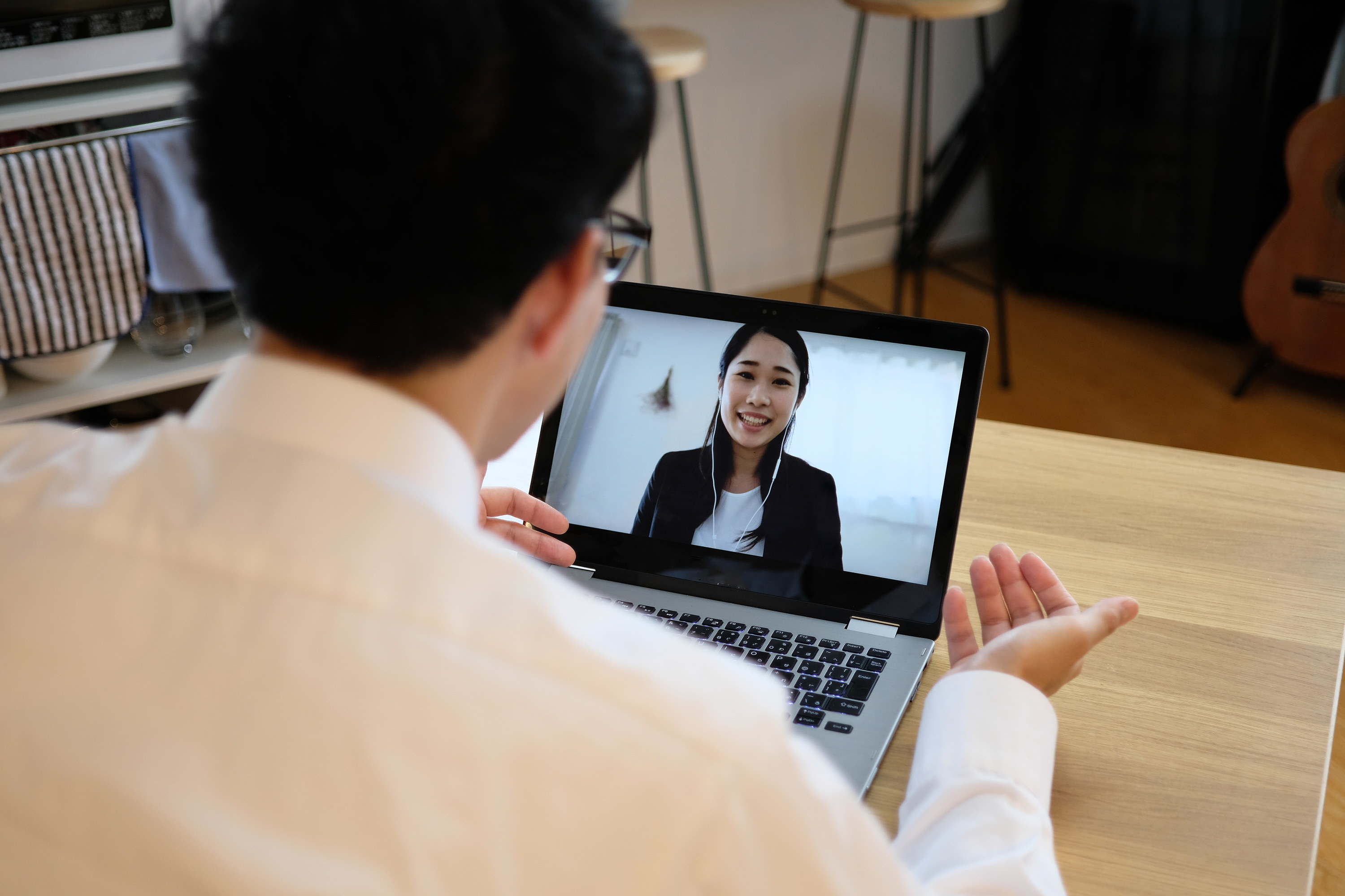 Person talking to a colleague on zoom