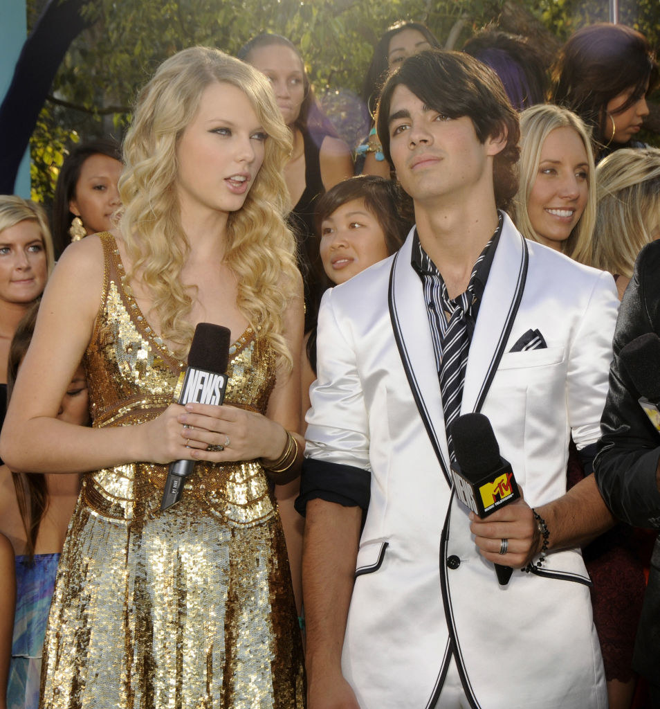 doing a joint red carpet interview, Joe and Taylor look annoyed