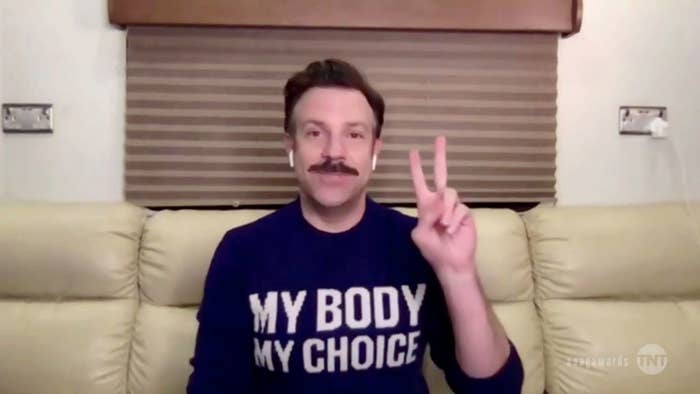 Jason Sudeikis throwing up a peace sign