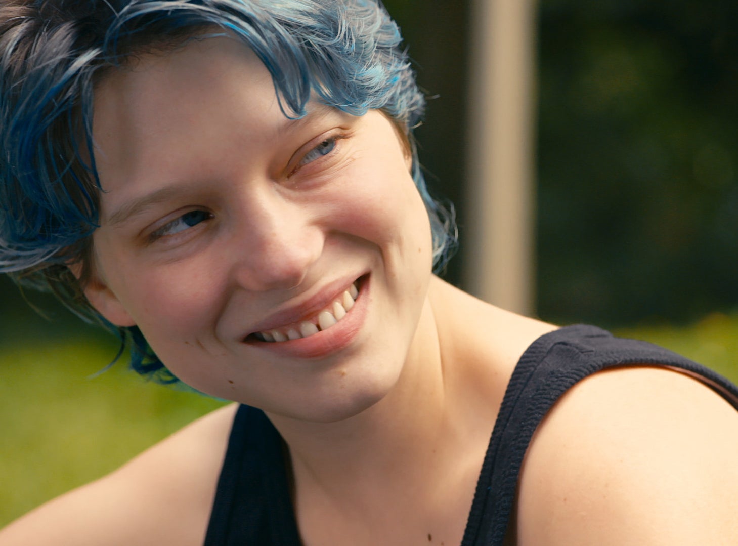 Lea放弃艾玛在蓝色是最温暖的颜色蓝色波浪短发和黑根