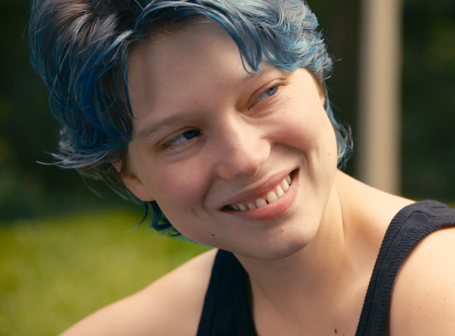 Léa Seydoux as Emma in Blue is the warmest color with short wavy blue hair and dark roots