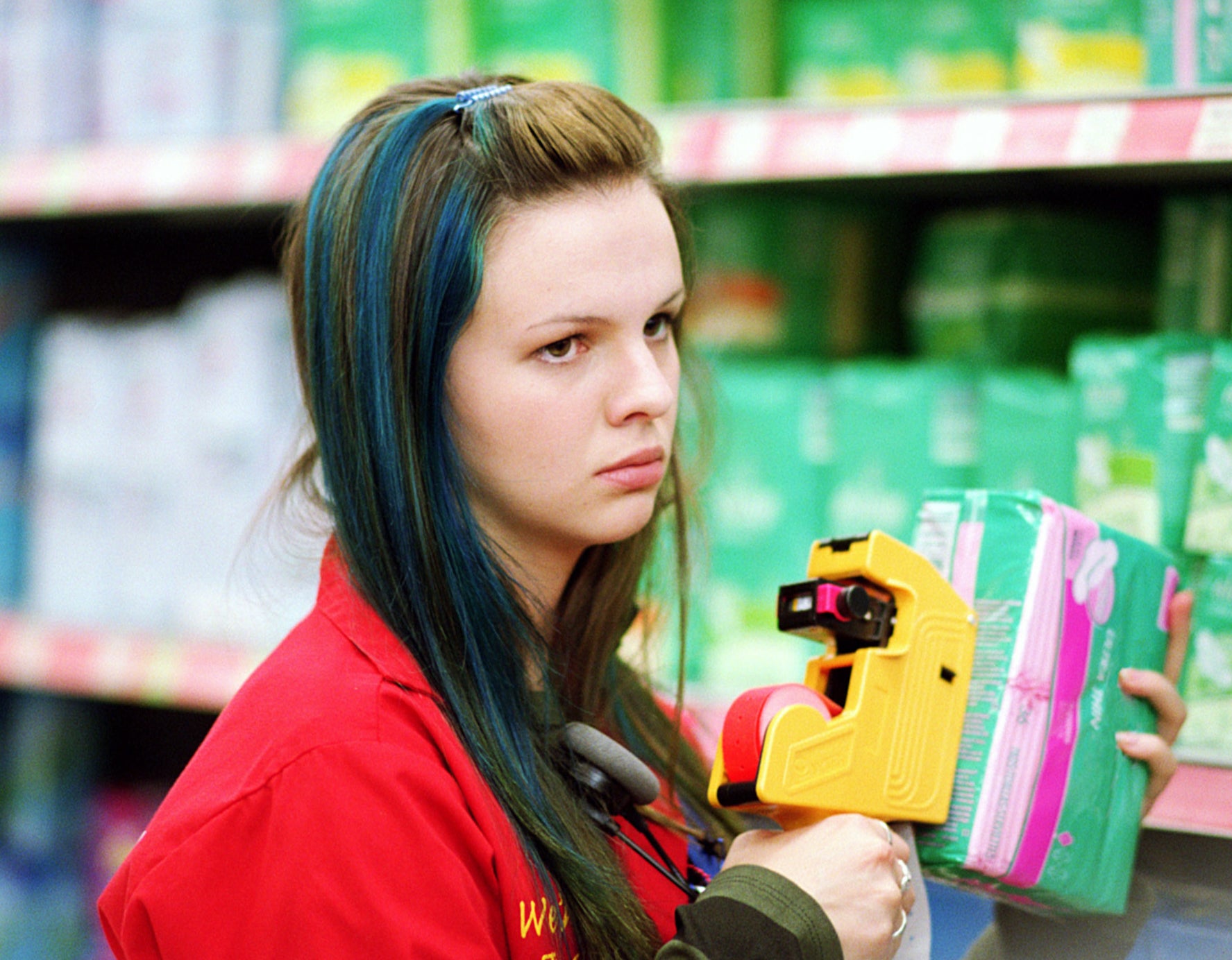 amber tamblyn as tibby in the sisterhood fo the traveling pants with long brown hair with blue streaks