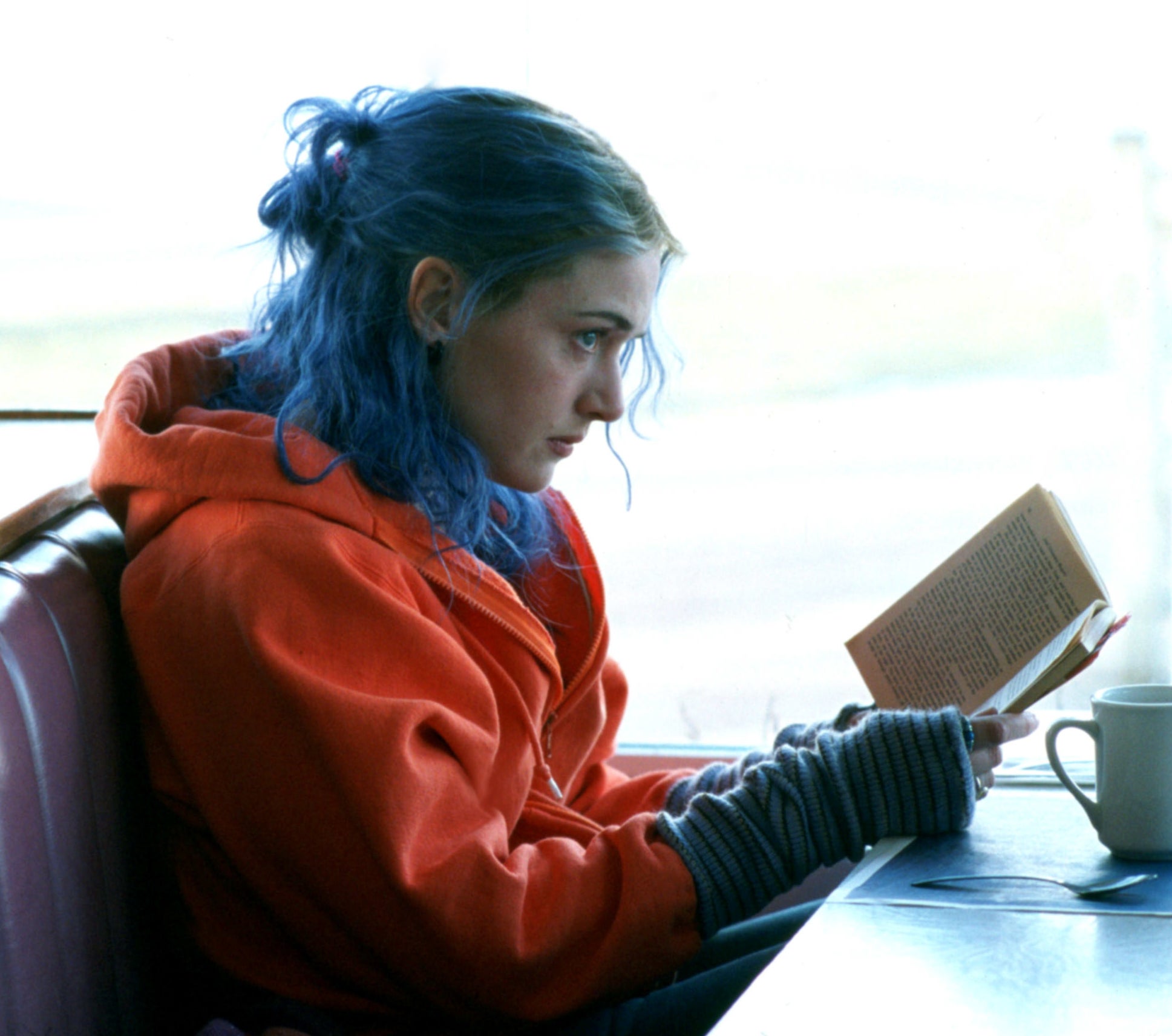 kate winslet as Clementine Kruczynski in eternal sunshine fo the spotless mind with stringy blue hair with blonde roots pulled half up