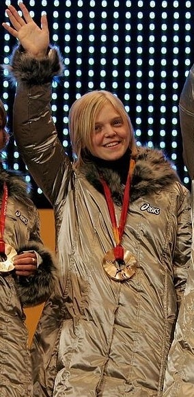 Fontana waving with her medal