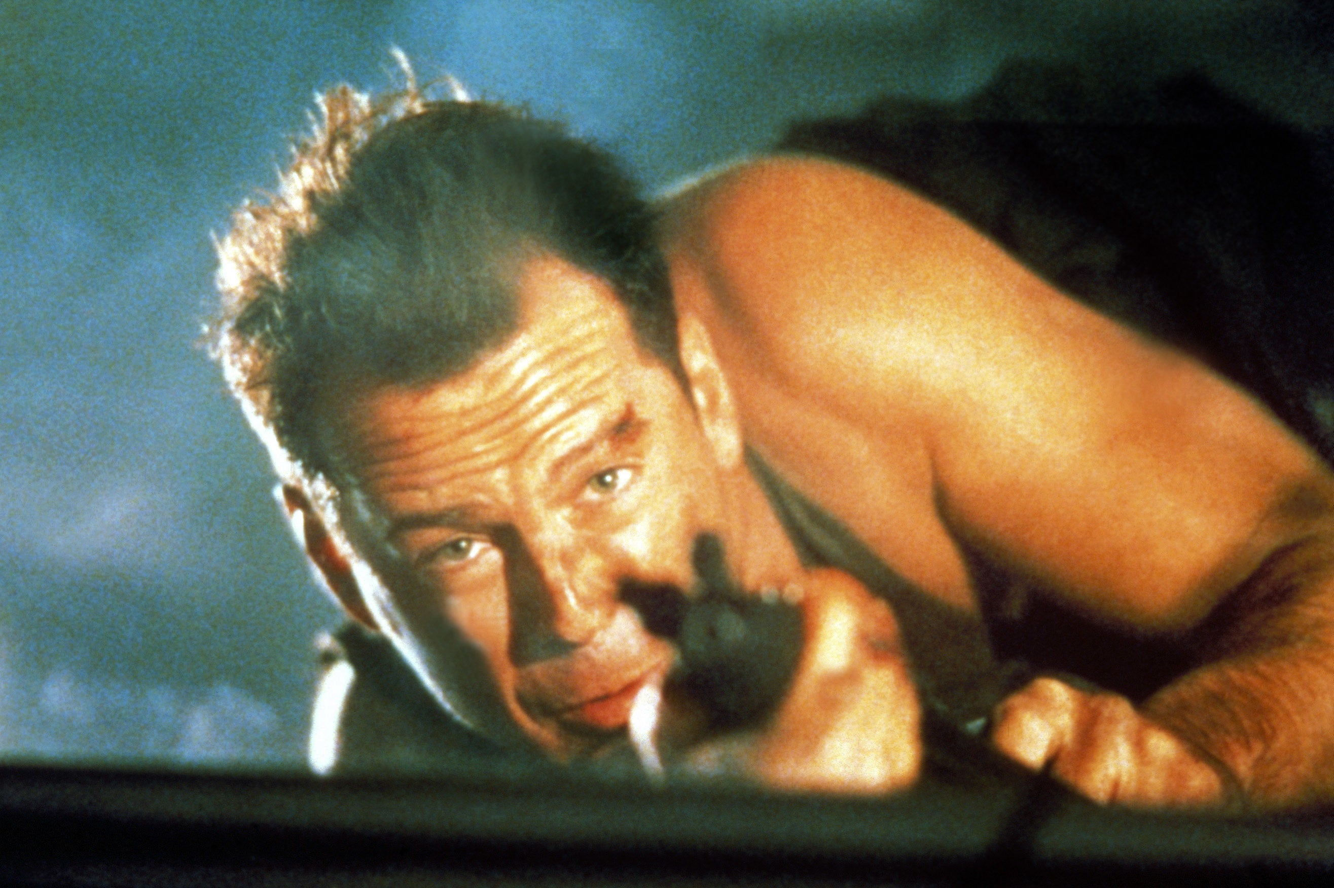 Bruce Willis aims a gun