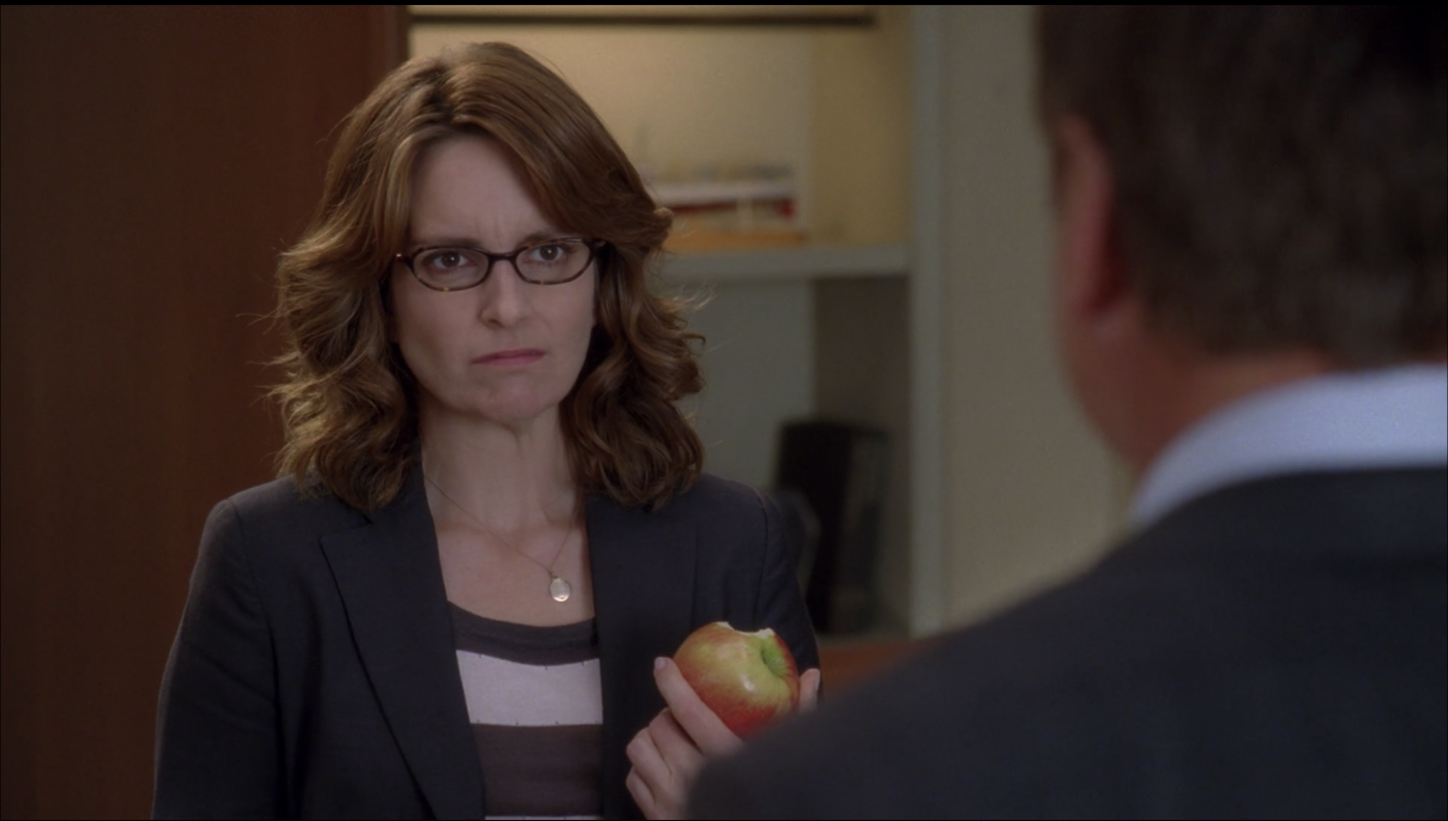 Tina Fey eats an apple