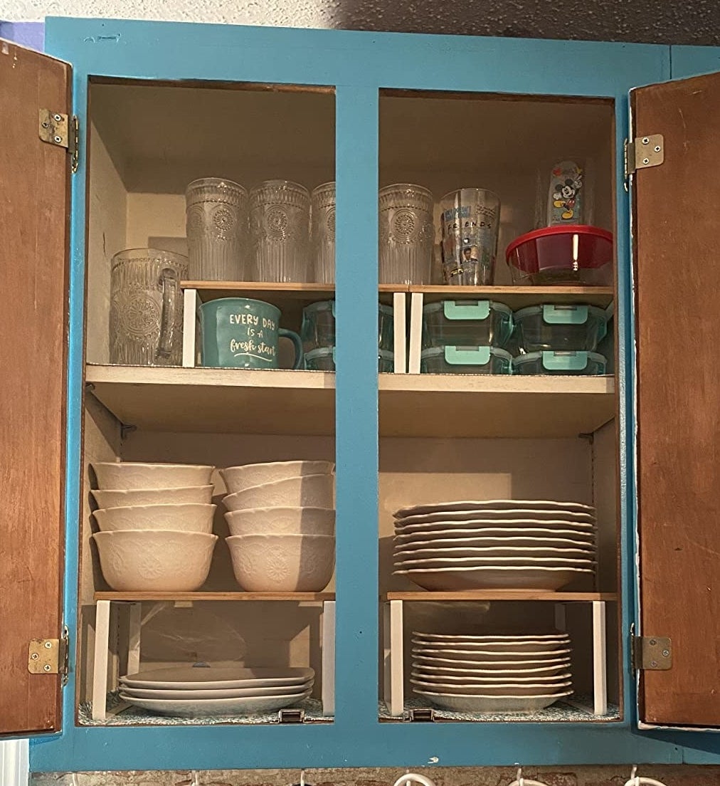 a reviewer uses the organizers for bowls, plates, and cups