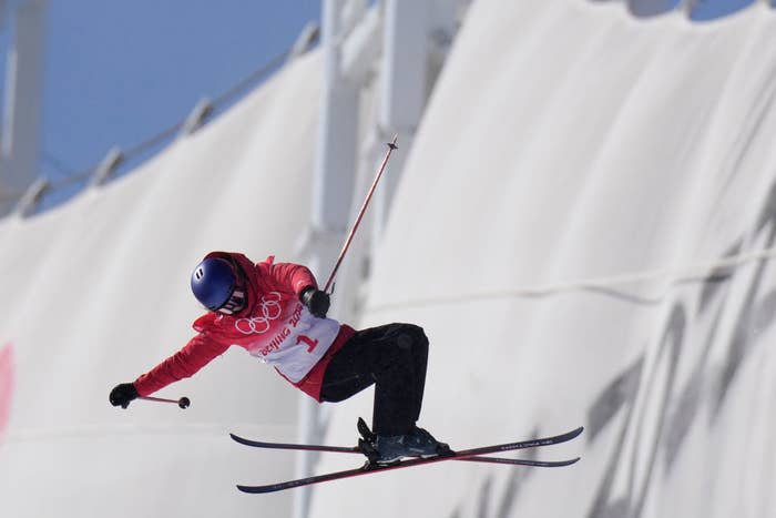 Eileen Gu skiing