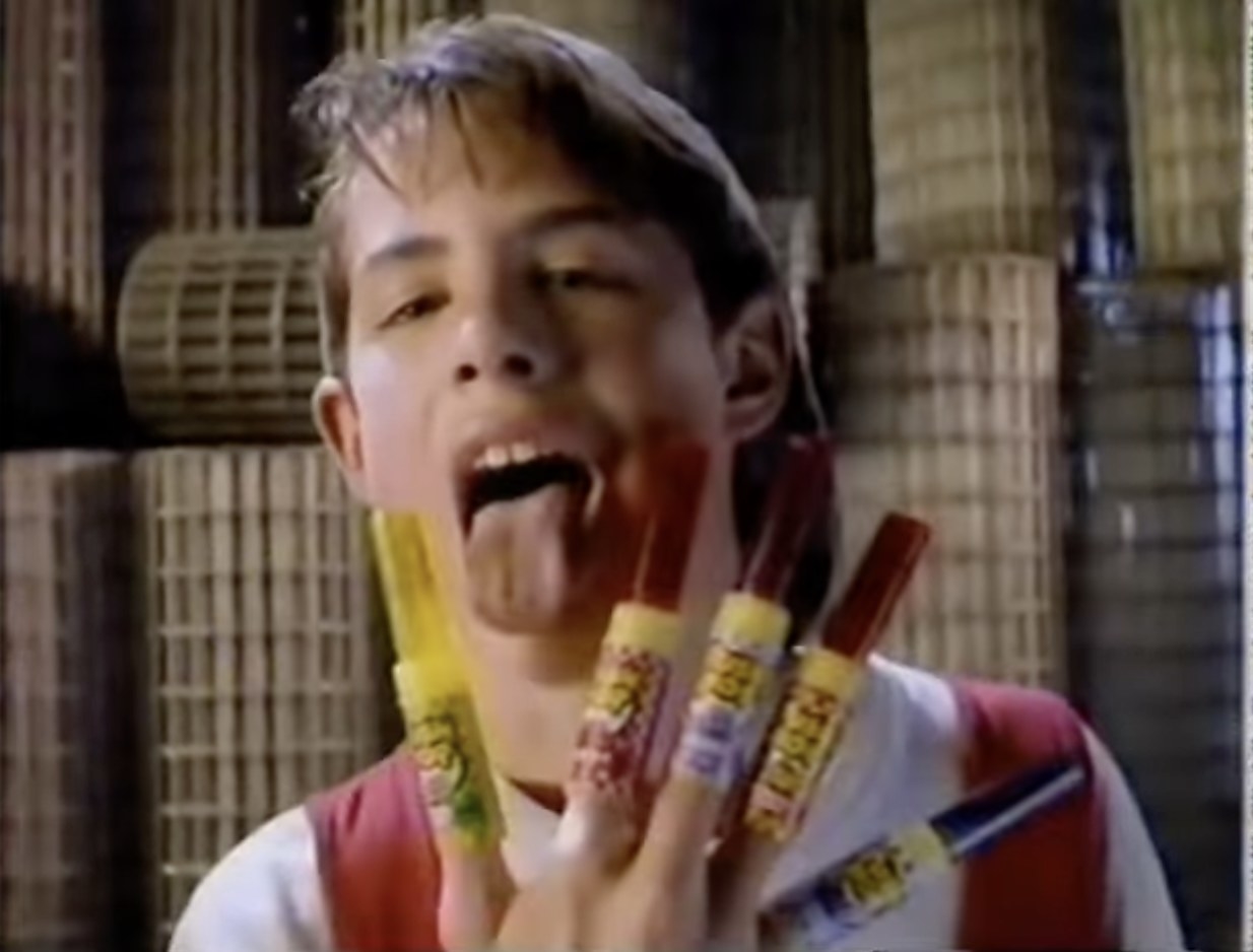 Ryan Reynolds holding up five Push Pops in a commercial
