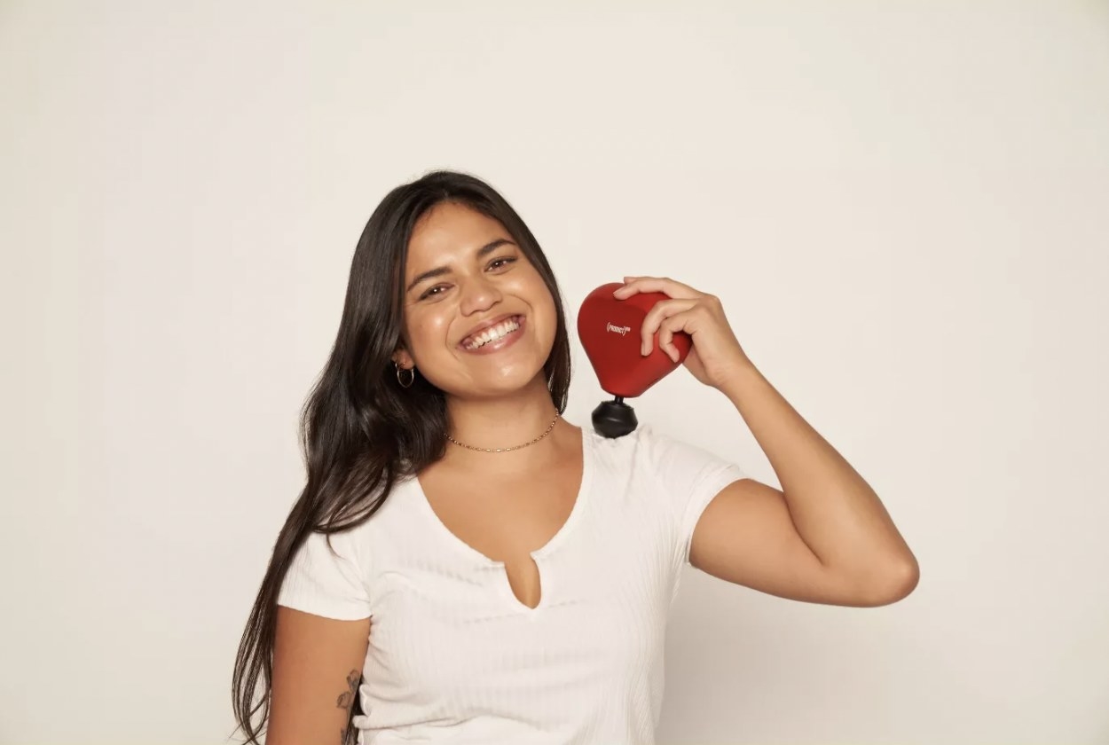 Person holding Theragun