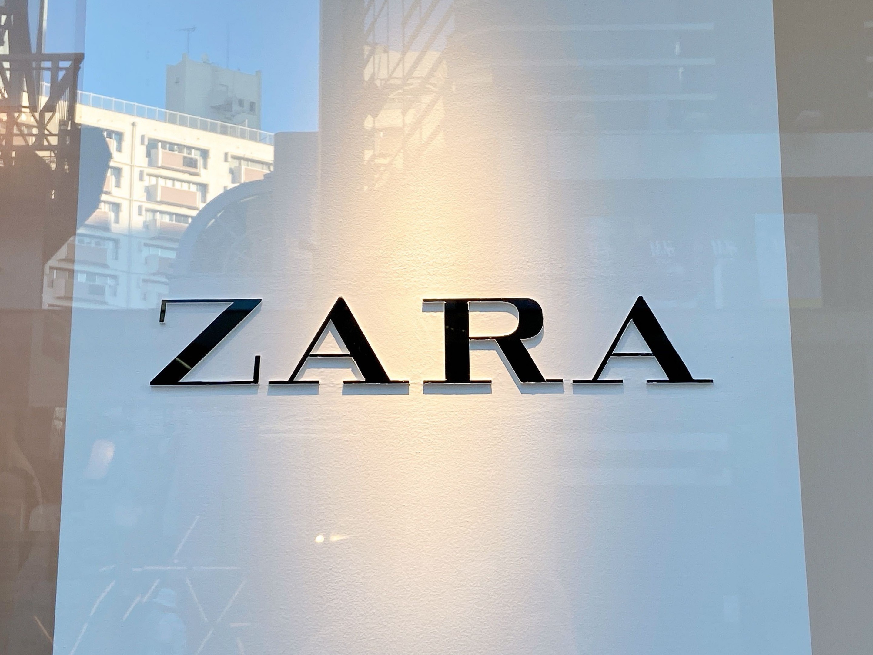 レトロなデザインに一目惚れ♡ZARAの「新作ワンピース」小顔効果