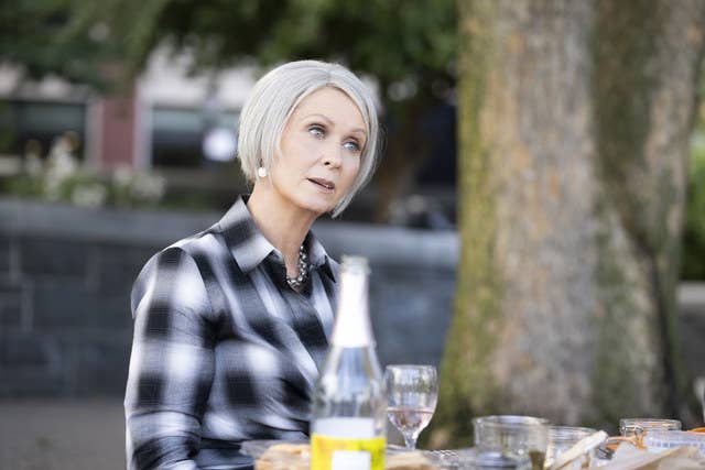 Miranda Hobbes at an outdoor restaurant 