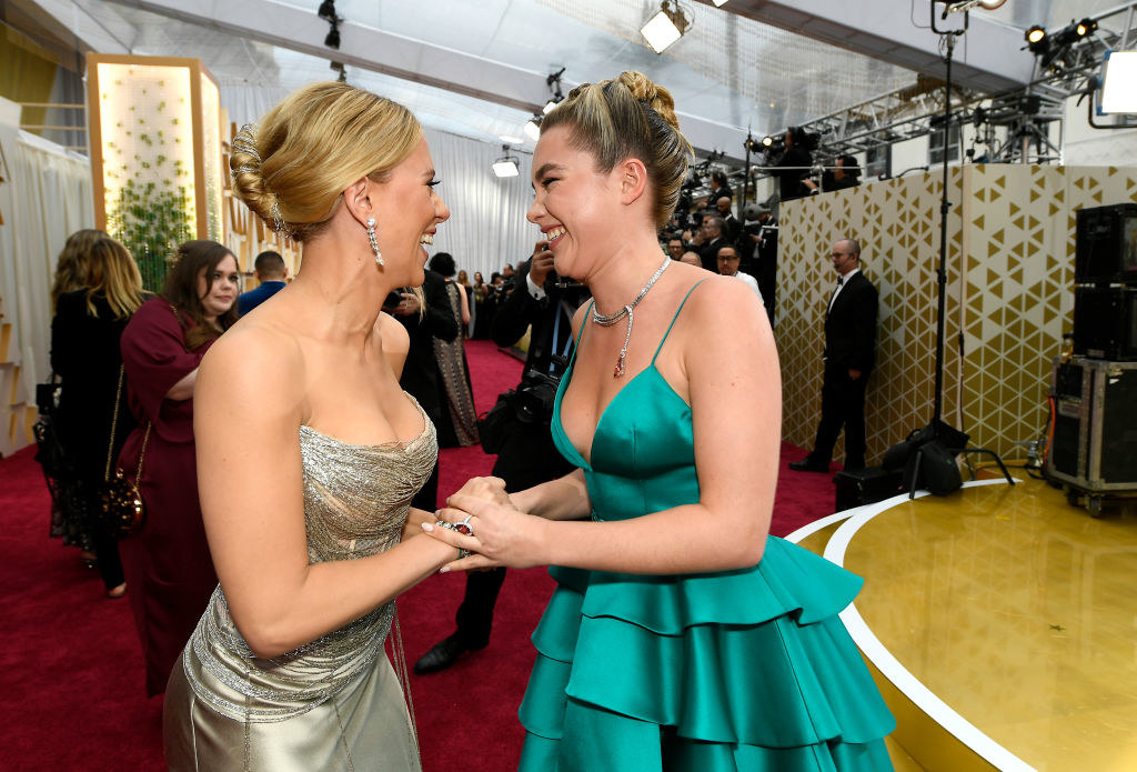 scarlett johansson and florence pugh embracing at the oscars