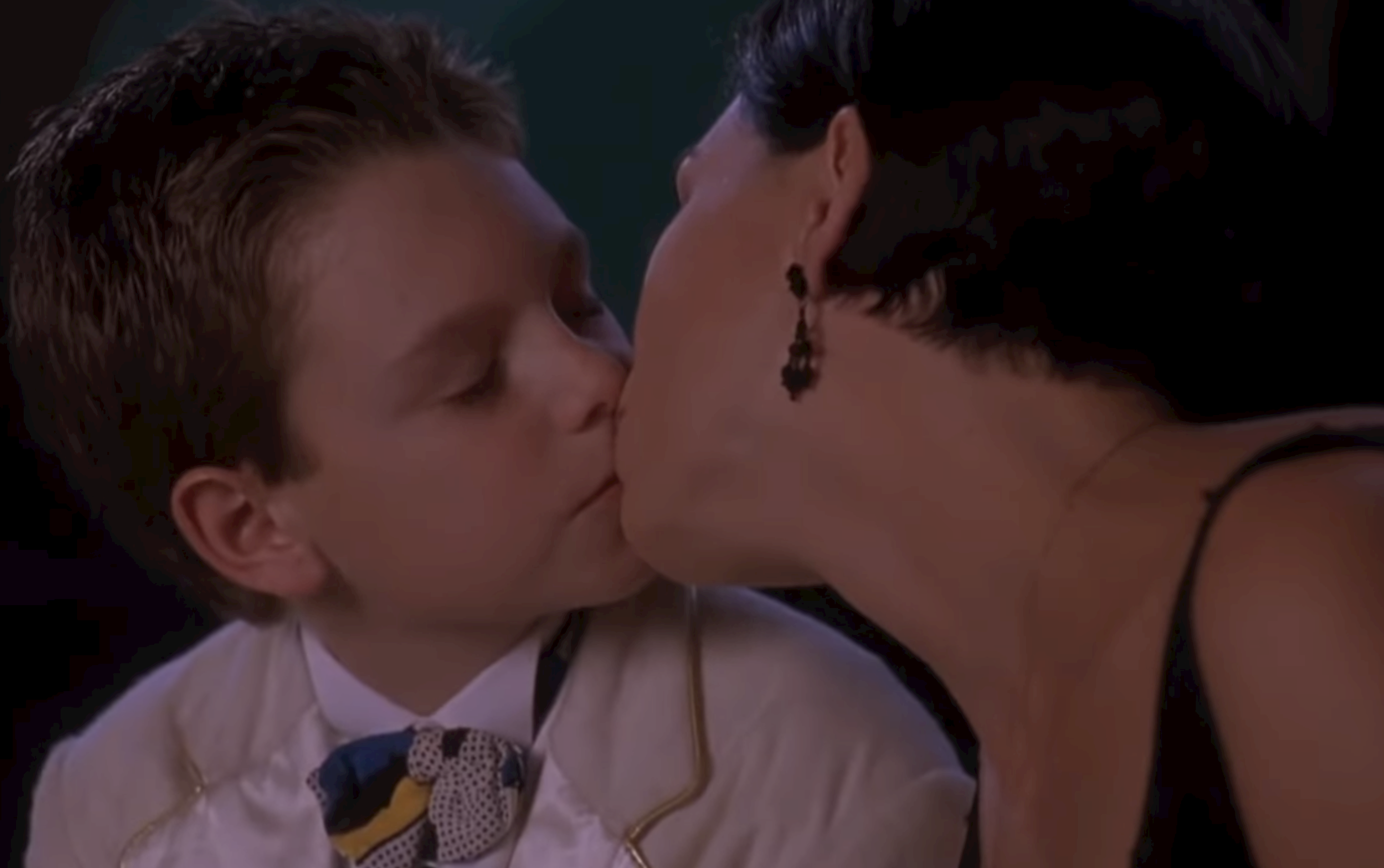 Moms taboo boy. Деми Мур 1994.