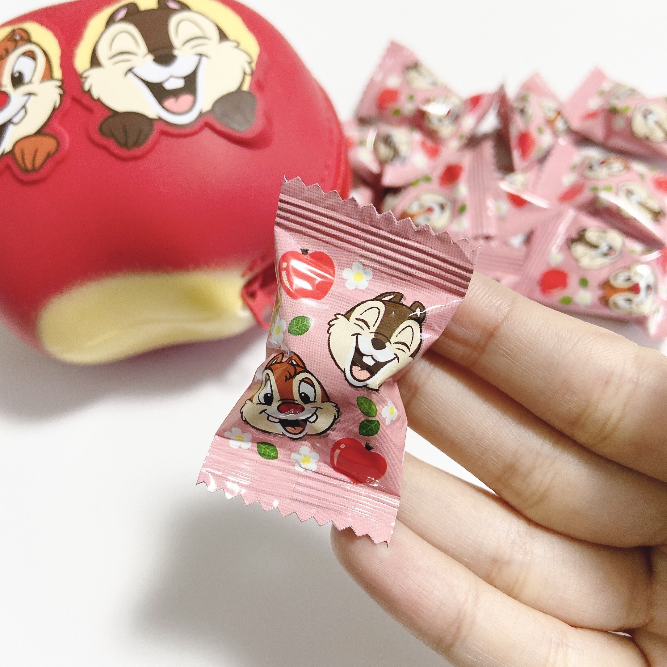 まとめ売り　ディズニー チップとデール りんごストラップ　根付け　青　赤 チップとデール【ディズニーお菓子】リンゴのケースがキュートで