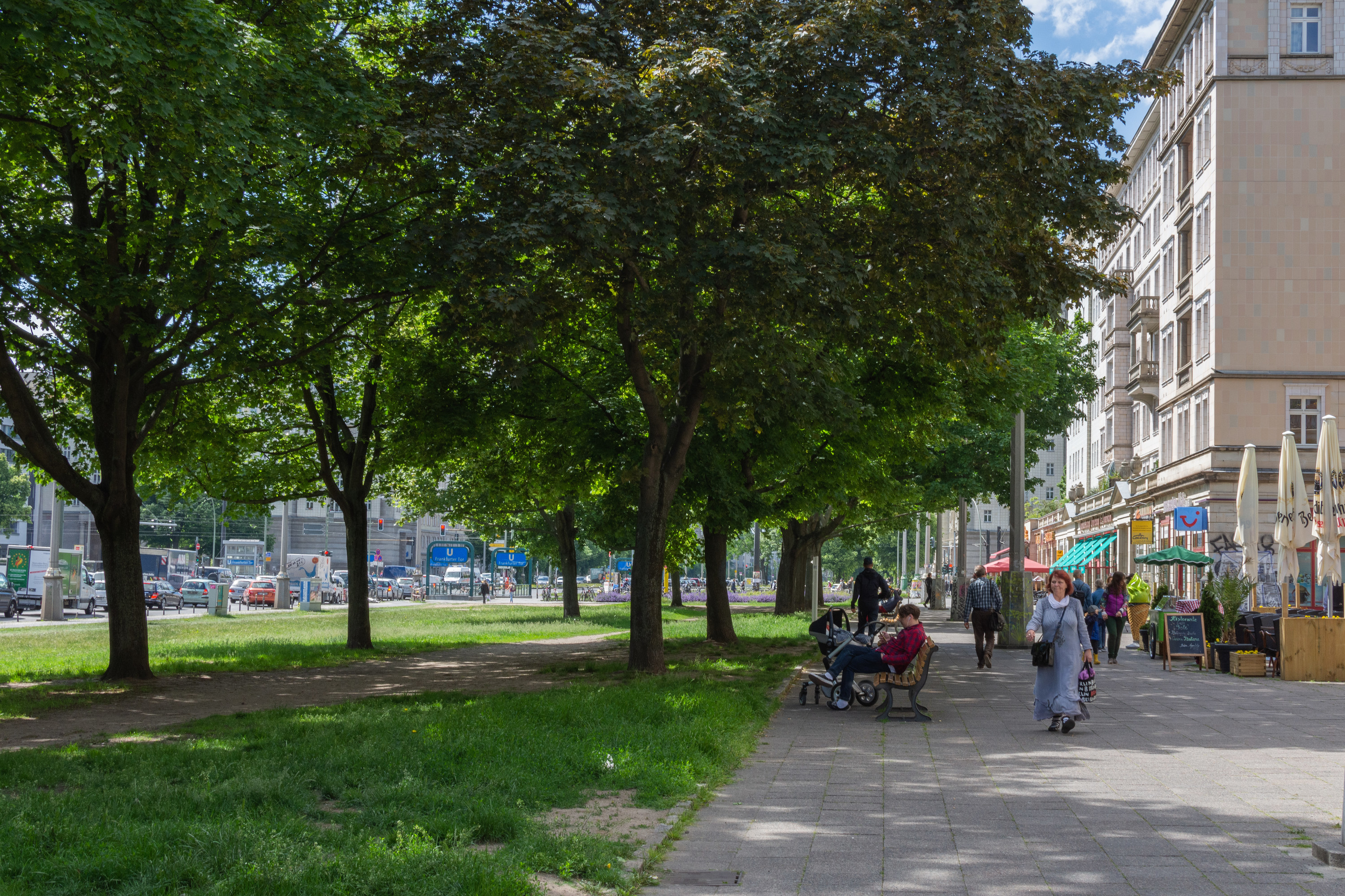 A strip of the boulevard of Frankfurter Allee, shaded by trees