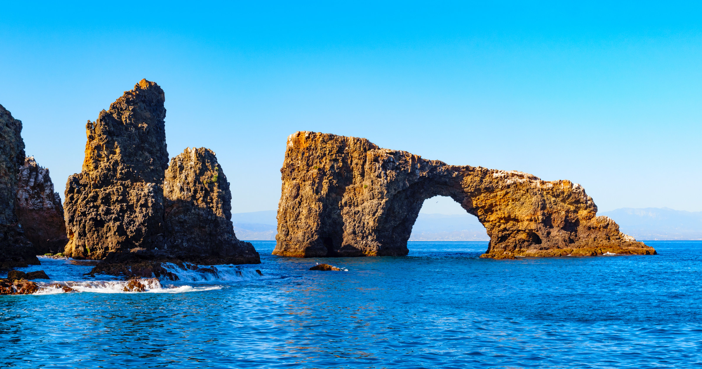 拱形岩石自然桥的照片和拱岩层Anacapa岛附近的海峡群岛国家公园的一部分,在加州的洛杉矶,美国。