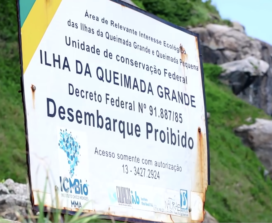 An Ilha de Queimada Grande sign that prohibits visitors