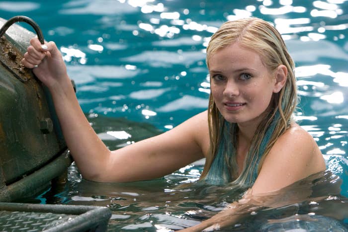 sara paxton as aquamarine with long blonde hair with small teal streaks